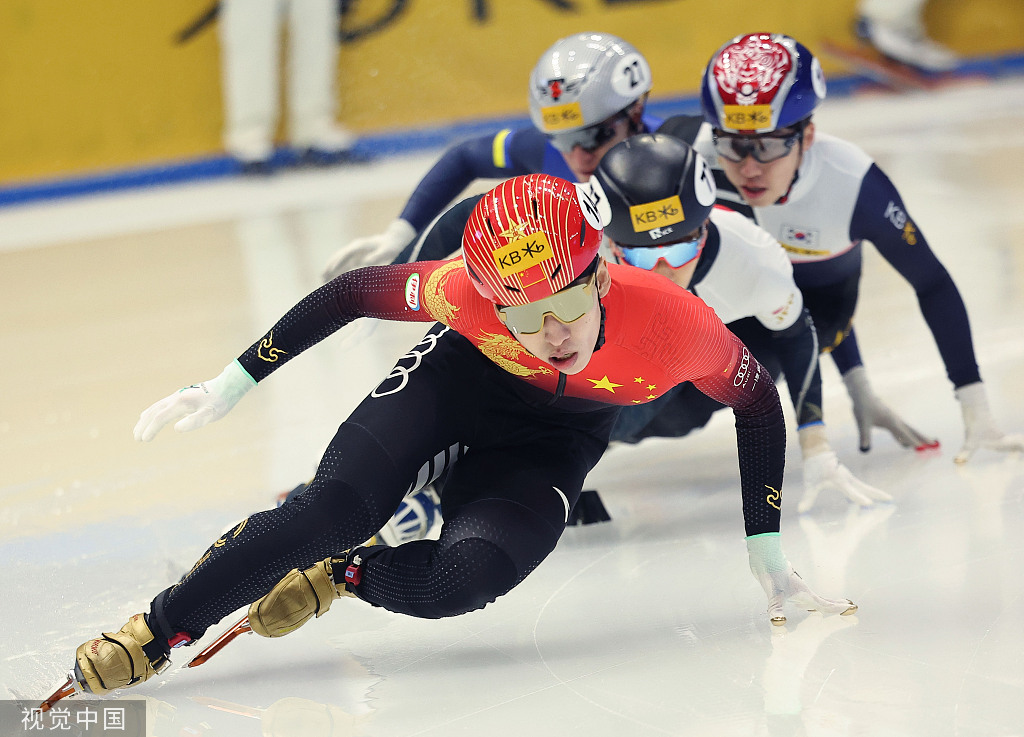 欧洲短道速滑选手飞驰冰面，问鼎金牌